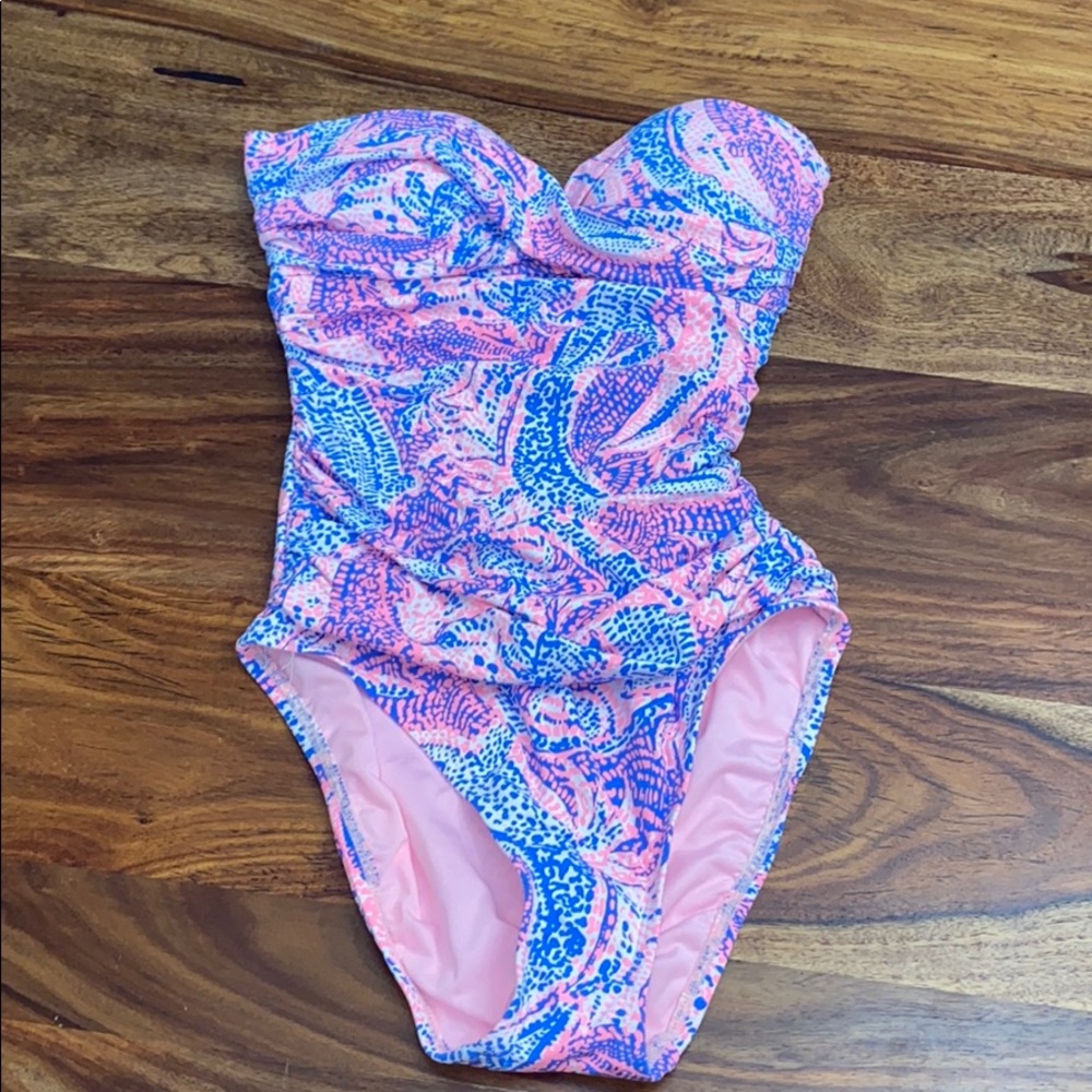 One piece strapless bathing suit